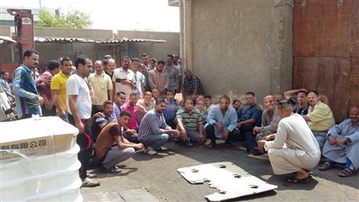 بالصور.. اعتصام عمال مصنع غزل بـ«العاشر من رمضان»