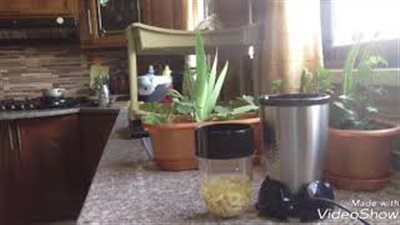 طريقة عمل زيت فول الصويا في البيت لترطيب بشرتك (فيديو)