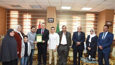 محافظ الشرقية يكرم أسرة موظف توفي أثناء عمله (صور)