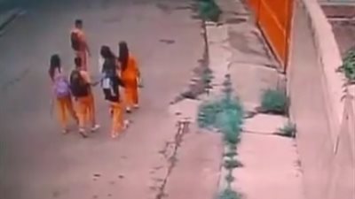 شرطيان بملابسهما المدنية ينقذان 4 فتيات من السرقة (فيديو)