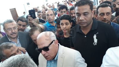 محافظ بورسعيد يفتتح مسجد أبو بكر الصديق (صور)