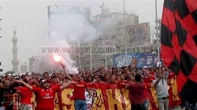 تجمع ألتراس أهلاوى أمام النادى الأهلي