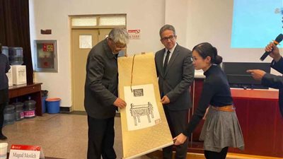 وزير الآثار يستعرض الاكتشافات والمشروعات الأثرية الحديثة بجامعة بكين