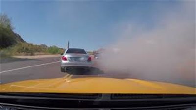 لحظة تعرض سيارة لحادث مروع بسبب السرعة الجنونية (فيديو)