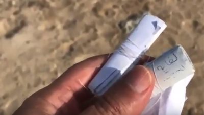 أوراق سحر وطلاسم شعوذة على شواطئ الكويت (فيديو)