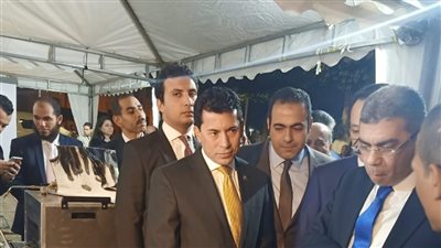 وزير الرياضة يتفقد معرض الابتكارات والفنون التشكيلية بختام مسابقة الإبداع