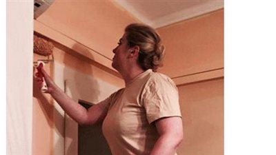 بالصور.. رئيسة كرواتيا تطلي جدران منزلها بنفسها