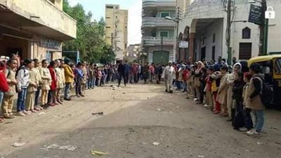 تلاميذ معهد ابتدائي بكفر الشيخ يشيعون معلمتهم لمثواها الأخير