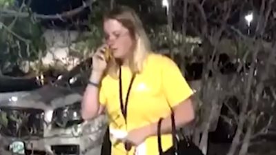 غباء فتاة حسناء يتسبب في سقوطها بطريقة مروعة