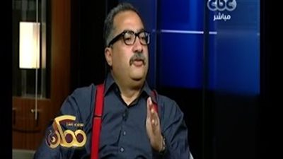 بالفيديو.. «إبراهيم عيسى» يكشف سر ارتدائه «الحمالات»