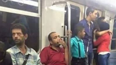 نشطاء يكشفون حقيقة صورة شاب يحتضن فتاة بمترو الأنفاق