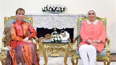 انتصار السيسي تستقبل قرينة رئيس المجر بالورود (صور)