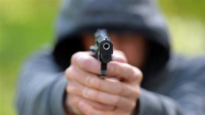 مجهولون يطلقون النار على ربة منزل وعاملين أثناء استقلالهم سيارة بسوهاج