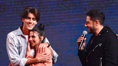 وسط آلاف الحضور.. شاب يصعد على مسرح حفل حماقي ليخطب فتاة بكايرو فيستيفال سيتي (صور)