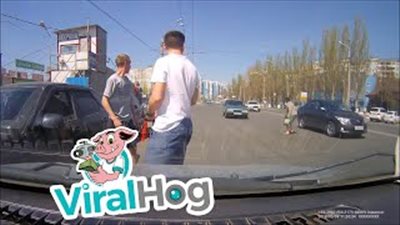 لحظة نجاة امرأة من الدهس أثناء عبورها الطريق (فيديو)