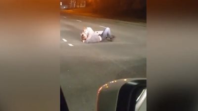 مشاجرة عنيفة بين شخصين في ليفربول تتسبب في توقف حركة المرور (فيديو)