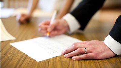 حقيقة فرض رسوم سنوية على عقود الزواج