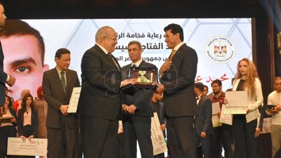 الخشت يهدي درع جامعة القاهرة لوزير الشباب والرياضة