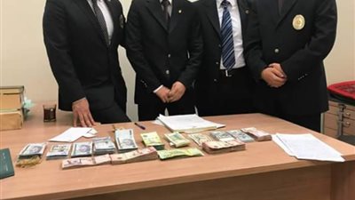 ضبط ٢٠٨ آلاف ريـال سعودي و٢١ ألف دولار بحوزة مصري بمطار القاهرة