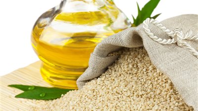 زيت السمسم يساعد على منع آلام الدورة الشهرية ويخفف القلق والأرق