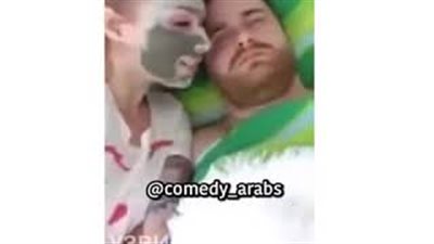 رد فعل قاس لرجل تفاجأ بوضع زوجته ماسك على وجهها (فيديو)