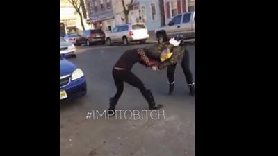 فتاة تسحل أخرى في منتصف الطريق (فيديو)