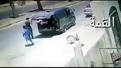 لحظة دهس باص مدرسة طالبة في عمان (فيديو)