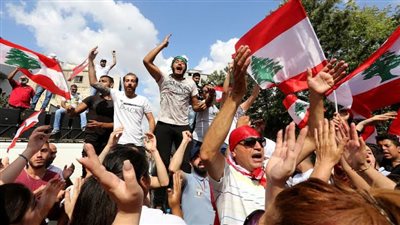 المتظاهرون في لبنان يكثفون احتجاجاتهم أمام المؤسسات العامة
