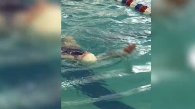 امرأة تسعينية تستعرض مهاراتها في السباحة (فيديو)