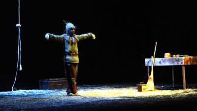 «المونودراما».. عالم فني مختلف وحرية إبداعية على خشبة المسرح