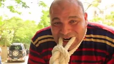 بالفيديو.. مصري خارق يسحب بأسنانه 4 سيارات