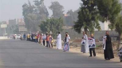 سلسلة بشرية لإخوان كفر صقر