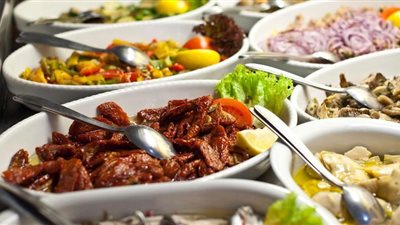 مواطن يستغيث من فاتورة مطعم باهظة وينتهي الأمر بالتصالح بقسم العجوزة