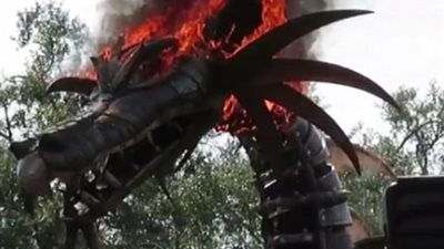 تنين مشتعل يروّع زوار ديزني لاند (فيديو وصور)