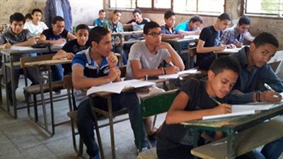 طلاب الشهادة الإعدادية بالجيزة يؤدون امتحان اللغة العربية