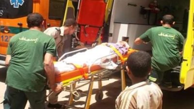 إصابة 3 أشخاص في انقلاب سيارة بـ