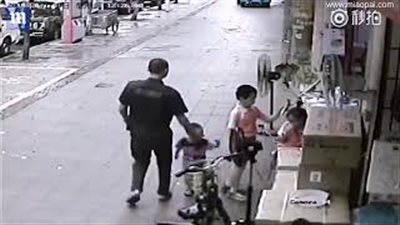 لقطات مروعة لرجل يحاول خطف طفل يلعب في الشارع (فيديو)