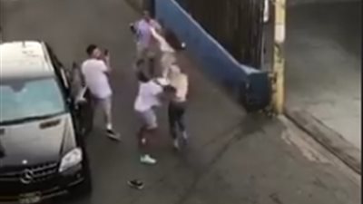 شابان يلقنان 3 فتيات «علقة ساخنة» في الشارع (فيديو)