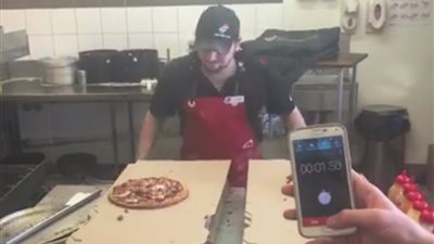 مهارة طاهي في تقطيع البيتزا يشعل «فيس بوك» (فيديو)