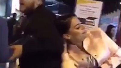 امرأة تمسك بزوجها وعشيقته في المطار (فيديو وصور)