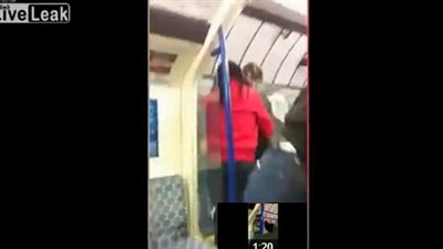 فتاتان تلقنان شابا «علقة ساخنة» داخل المترو (فيديو)