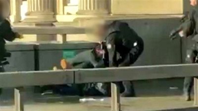 لحظة القبض على منفذ هجوم جسر لندن.. وصحيفة بريطانية تكشف سجله الإرهابي (فيديو)