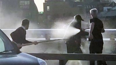 بطفاية حريق.. فيديو جديد للحظة سيطرة المارة على إرهابي جسر لندن (فيديو)