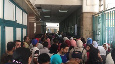 مواطن يشكو الزحام على شباك التذاكر بمحطات المترو