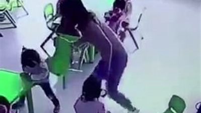 لحظة اعتداء معلمة على طفلة بالحضانة (فيديو وصور)