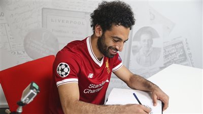 محمد صلاح يستعرض قميص ليفربول في نهائي دوري أبطال