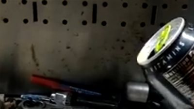 رجل يجري تجربة تنظيف باستخدام مشروبات الطاقة (فيديو وصور)