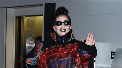 بالصور.. «ليدي جاجا» في أغرب إطلالاتها بمطار «طوكيو»