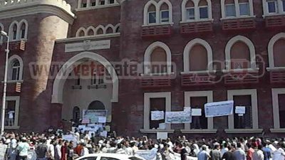 موظفو جامعة الإسكندرية يستيعينون بالعندليب والكينج في اعتصامهم