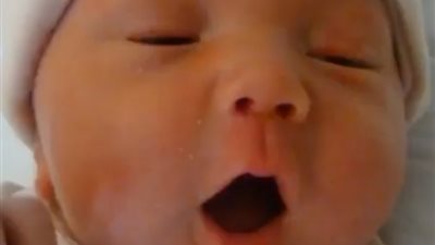 أب يصور طفله يوميا لمدة 4 سنوات متتالية (فيديو)